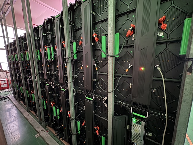 P2.976 LED租賃屏工廠測(cè)試實(shí)拍-嚴(yán)苛質(zhì)檢流程揭秘 | 華邦瀛